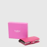 Billetera smart Bubba de cuero sintético color fucsia, con tarjetero metálico de sistema deslizante y cierre de broche a presión.