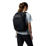 Mochila técnica Columbia de 30 litros en color negro, diseñada para senderismo y actividades al aire libre. Cuenta con respaldo de malla transpirable, estructura de acero elástico, sistema de compresión lateral, múltiples bolsillos organizadores, compartimento para bolsa de hidratación y cinturón lumbar ajustable.