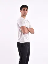 Remera gris claro de corte recto y manga corta, con bolsillo en el pecho.