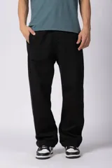 Pantalón tipo jogger de corte recto y holgado, color negro, con cintura elástica y logo bordado sutil en el frente.