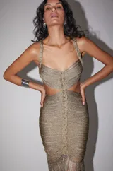 Vestido midi dorado metalizado de tejido artesanal, con diseño ajustado, aberturas laterales en la cintura, tirantes anchos trenzados y detalle central trenzado.