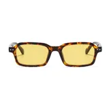 Lentes de sol con armazón rectangular de acetato con estampado carey y cristales amarillos.
