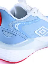 Championes deportivos Umbro modelo Pure Step, color celeste con detalles en blanco y rojo. Presentan una capellada de malla transpirable, suela con amortiguación y logo de la marca en el lateral.