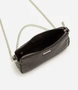 Cartera baguette pequeña Satinato de poliuretano color marrón con textura croco, cierre superior y correa de cadena metálica plateada.