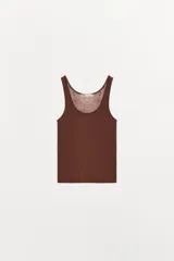 Musculosa marrón de corte recto y clásico, con escote redondo y tirantes anchos.