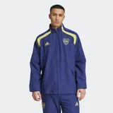 Campera deportiva Adidas de Boca Juniors, color azul marino con detalles en amarillo en los hombros y cuello. Presenta cierre frontal, cuello alto y el escudo del club bordado en el pecho.