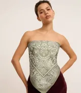 Pañuelo cuadrado de satén color verde con estampado paisley en blanco. Accesorio versátil para usar en el cuello, cabeza o como blusa.