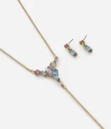 Conjunto de collar y aros dorados con strass de colores. El collar es tipo corbata y los aros son pequeños con cierre a presión.