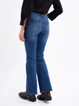 Jean de corte oxford con tiro medio, confeccionado en denim azul clásico con costuras a tono.