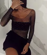 Body negro de red con strass plateados, mangas largas y corte ajustado.