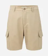 Bermuda cargo color beige confeccionada en sarga de algodón, con cintura tradicional, cierre de cremallera y botón, y bolsillos laterales útiles.