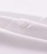 Camisa de vestir masculina de corte slim, color beige, con cuello estructurado, manga larga y cierre frontal con botones. Confeccionada con tecnología easy care para un secado rápido y menor necesidad de planchado.