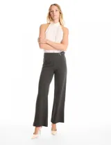 Pantalón de corte wide leg en color gris, con cintura alta y detalle de pretina prolongada con hebilla metálica lateral. Presenta costuras verticales frontales y cierre con gancho interno.