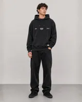 Canguro con capucha de algodón y poliéster, color negro con efecto lavado. Presenta bolsillo frontal tipo canguro, capucha con cordones ajustables y detalles gráficos estampados en el pecho.