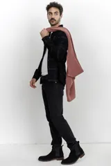 Camisa de pana color azul marino, con mangas largas, cuello clásico y dos bolsillos frontales con solapa y botón.