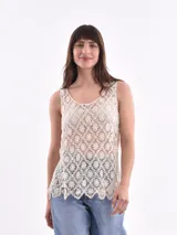 Musculosa de encaje con diseño floral calado, cuello redondo y corte holgado.