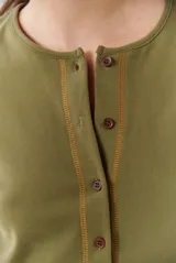 Cardigan negro de algodón con cuello redondo, cierre frontal de botones y costuras en contraste color ocre.