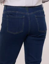 Jean recto de tiro alto y color azul oscuro, con diseño clásico de cinco bolsillos, trabillas para cinturón y cierre frontal con botón y cremallera.
