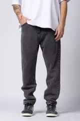 Jean de corte mom fit en color gris lavado, confeccionado en denim resistente, con diseño de tiro medio y ajuste holgado en las piernas.