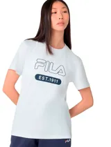 Remera Fila blanca de manga corta y cuello redondo, con estampado frontal del logotipo de la marca delineado y detalle rectangular con la inscripción "EST. 1911".