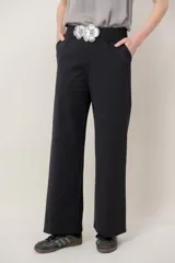 Pantalón italiano de algodón y elastano, de corte recto y color negro, con cintura elástica y bolsillos laterales.
