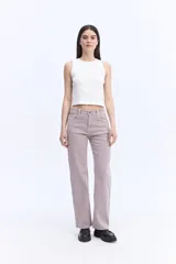 Jean straight de tiro alto y piernas rectas, con efecto lavado de estilo vintage y bolsillos clásicos.
