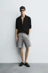 Bermuda de corte regular fit, confeccionada en una mezcla de algodón y lino. Presenta bolsillos laterales, bolsillos traseros de plastrón y cierre frontal con cremallera y botón.