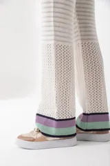 Pantalón de tejido de punto calado color crudo, de corte recto y cintura alta.