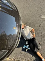 Camisa de waffle color crema con cuello polo, mangas cortas y bordado marrón en la espalda.