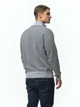 Sweater de tejido de punto con textura tipo waffle, color azul marino, con cuello alto y cierre frontal parcial. Cuenta con puños y ruedo acanalados.