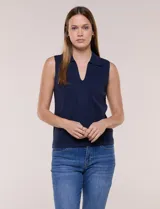 Musculosa tejida de marca Elie Tahari, color blanco, con cuello con solapa y escote V pronunciado, confeccionada en tejido de punto calado con patrón geométrico.