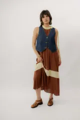 Vestido largo color marrón con detalles en tono marfil, escote halter y lazo largo en el cuello.