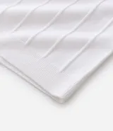 Remera de manga corta color beige, con cuello redondo y tejido texturizado acanalado.