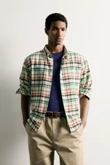 Camisa relaxed fit de manga larga con cuello abotonado y cierre frontal de botones, confeccionada en tejido de algodón y viscosa con estampado a cuadros en tonos blanco, verde, rojo oscuro y azul marino.