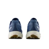 Championes de running New Balance 680 V8, color azul con logo "N" en azul oscuro y suela blanca con tecnología Fresh Foam.