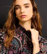 Blusa de chiffon con estampa paisley multicolor, cuello alto con volados, mangas largas y corte suelto.