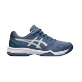 Championes Asics Gel Dedicate 7 Clay negros para hombre, diseñados para tenis. Confeccionados en cuero sintético para mayor sujeción y estabilidad. Suela envolvente y tecnología Trusstic para movimientos laterales seguros.