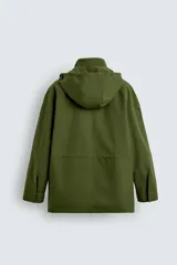 Parka técnica color verde militar de corte relaxed fit con cuello subido y capucha desmontable. Cuenta con bolsillos con solapa en el pecho y en la cadera, cintura ajustable con cordón y cierre frontal de cremallera oculta por solapa con botones a presión. Incluye un chaleco interior desmontable acolchado.