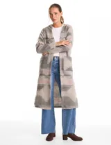 Cardigan largo con capucha, confeccionado en tejido estampado con diseño geométrico en tonos tierra. Presenta frente abierto, mangas largas y dos bolsillos frontales aplicados.