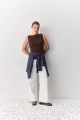 Top de tejido acanalado con cuello bote y calce al cuerpo, color blanco.
