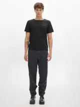 Pantalón de jean de hombre, corte slim, tiro medio y confeccionado en denim 100% algodón crudo.