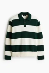 Remera polo de punto fino de algodón con diseño a rayas horizontales en verde oscuro y blanco, de manga larga, con cuello clásico y cierre frontal de tres botones.