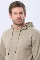 Canguro con capucha de color gris oscuro, confeccionado en tejido de felpa con interior de micropolar. Presenta cordones ajustables en la capucha y un pequeño logo bordado en el pecho.
