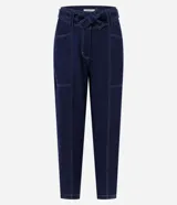 Pantalón verde oliva de piquet con pespuntes a contratono, corte recto, tiro alto y lazo en la cintura.