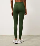 Legging deportiva de tiro alto confeccionada en microfibra, con diseño ajustado al cuerpo y costuras reforzadas en los laterales. Ofrece gran elasticidad y sujeción para actividades físicas.