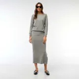 Falda midi de punto en color gris, con diseño de corte recto y ajuste cómodo.