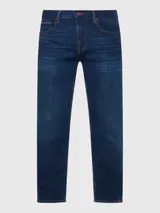 Jeans de denim azul oscuro con efecto desteñido en la parte delantera, corte ajustado, cierre de cremallera con botón y diseño de cinco bolsillos.