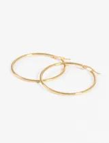 Par de aros tipo argolla grandes, de acero quirúrgico hipoalergénico color plateado.