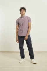 Camisa manga corta con cuello abotonado y estampado a cuadros pequeños en tonos rojo y blanco.