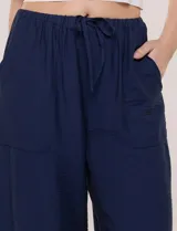 Pantalón holgado de tiro alto, color verde, con bolsillos frontales aplicados y cordón ajustable en la cintura.